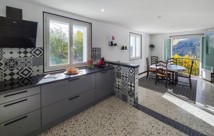 Maison calme avec vue sur les collines environnantes