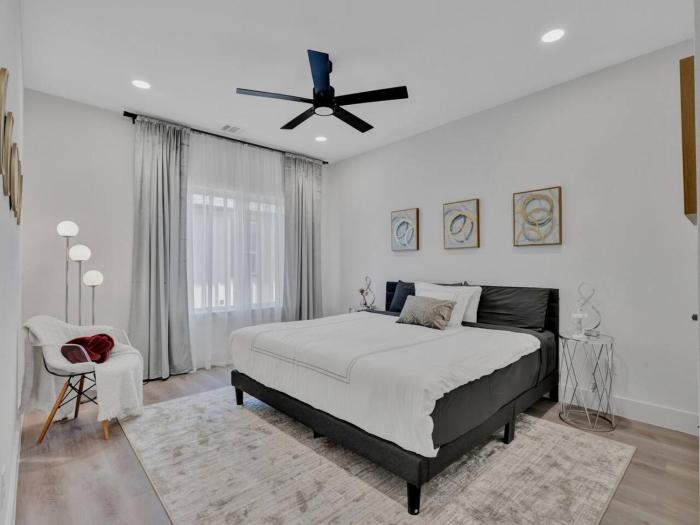 Stylish 3BR Dallas Townhouse | Rooftop Terrace