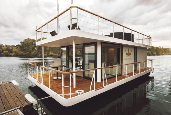 VIPliving Houseboat