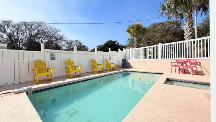 Bright cheerful duplex with a pool A