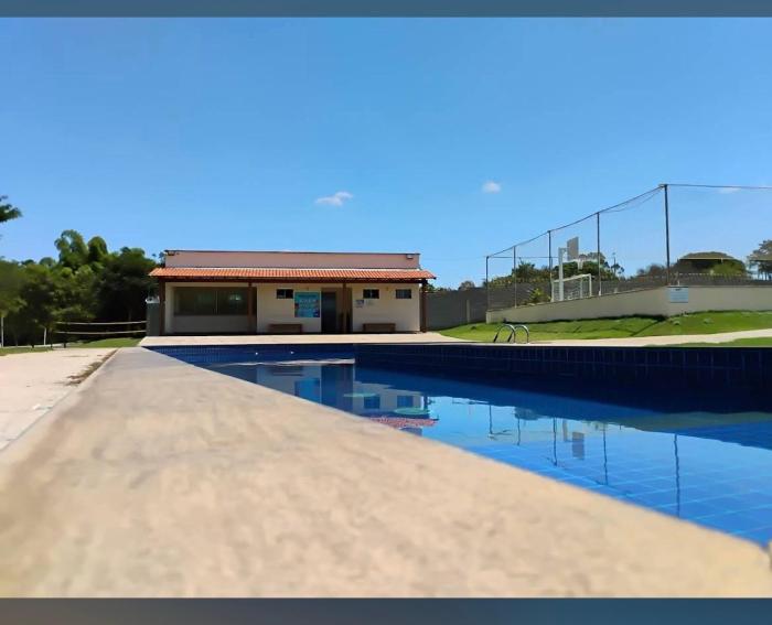 Casa 2 qts em condomínio, 15 min do Moto GP