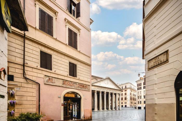 Grand Roman Apartment at the Pantheon Timeless Elegance