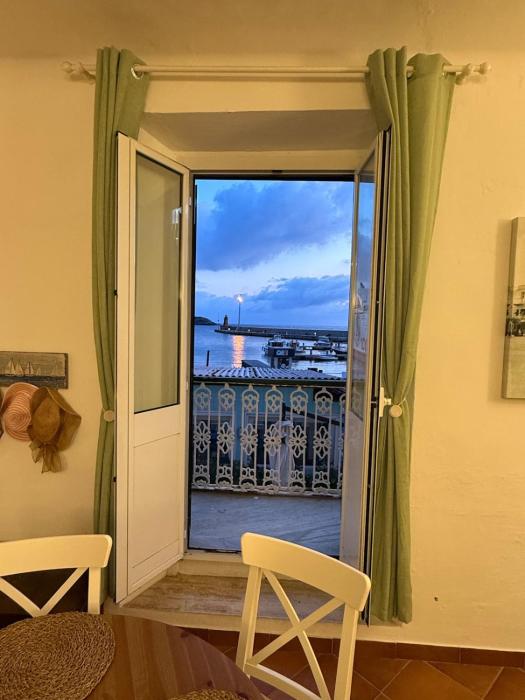 Casa vista mare sul Porto dell isola del Giglio