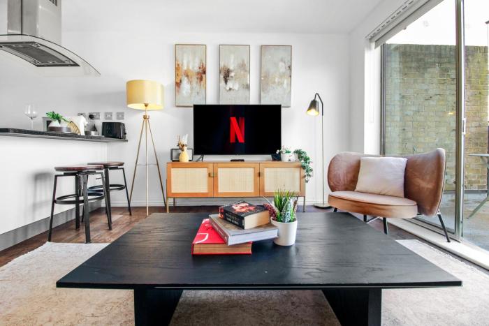 Top-Floor Apartment, 1 minute to Tube, Waterloo & Southbank, Private Balcony