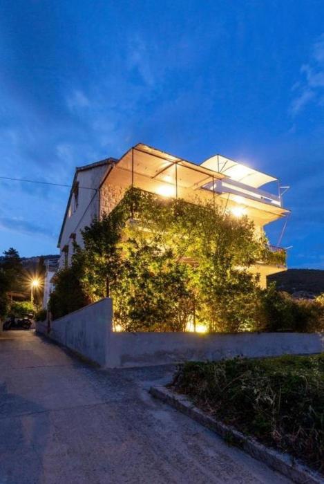 Seaside house with a swimming pool Komiza, Vis - 25294