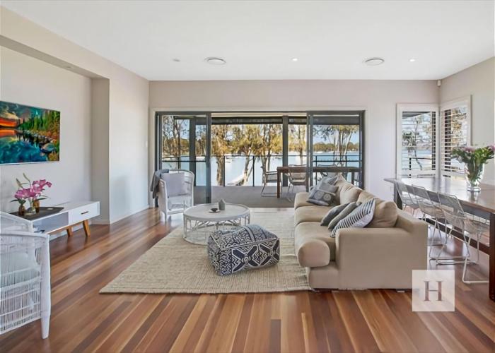 Adrift - Waterfront entertainer with Shared Jetty!