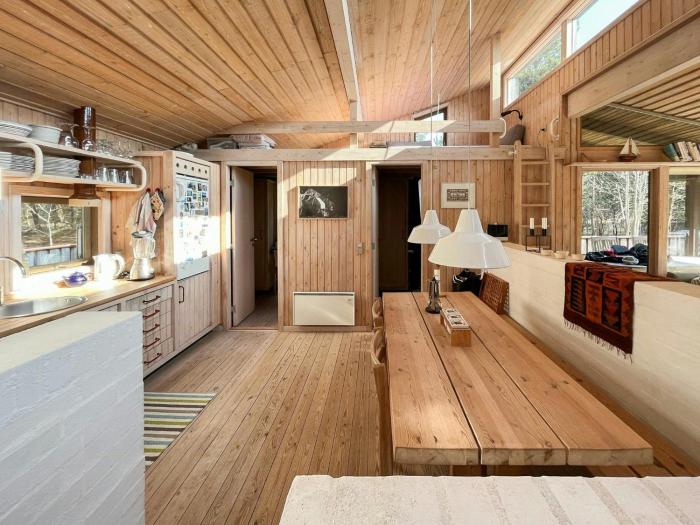 Enjoy The Atmosphere In Wooden Summer House By The Bay