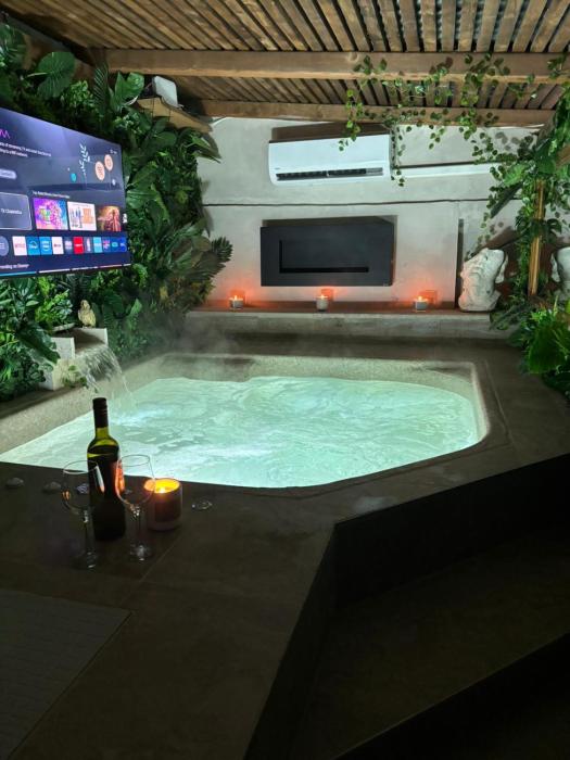 Studio Nessa with a private jacuzzi