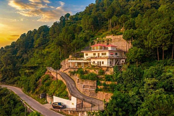 Villa Woodside Meadows by VEO - Jacuzzi Retreat, Kasauli