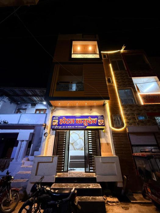 hotel vasudev near mandir and station
