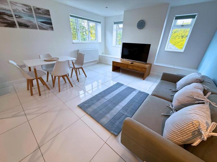 New 3 Bedroom Flat Close to Station