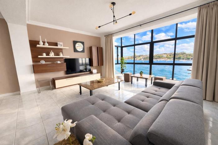 The Strand 16 - Spacious Sliema Seafront Apartment-Prime Location