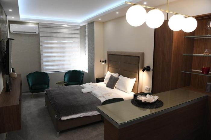 VS Exclusive Luxury Delux Studio with King Bed and Parking