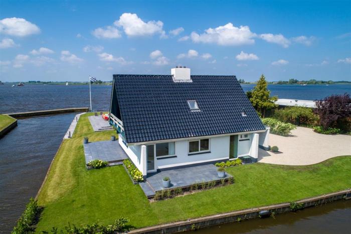 Villa Verderop - Luxury Lakeside Villa with Terrace & Water Views in Friesland