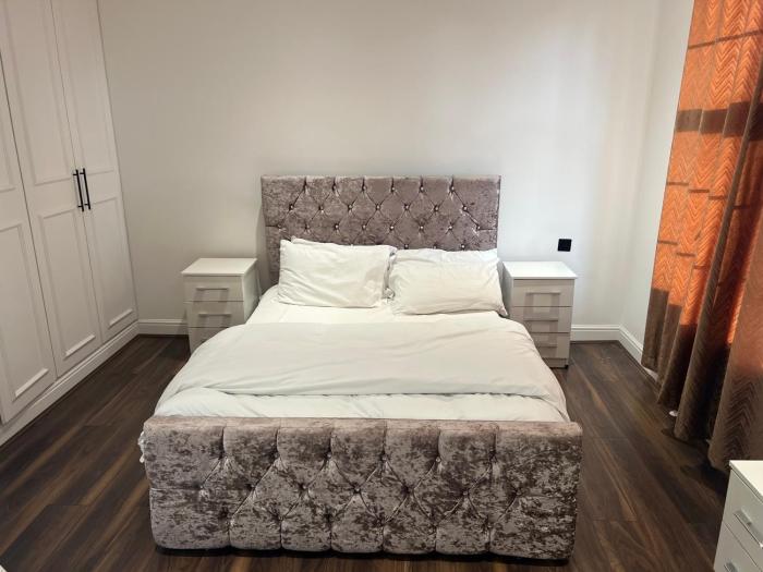 Central 2 Bedroom Penthouse by Hyde Park