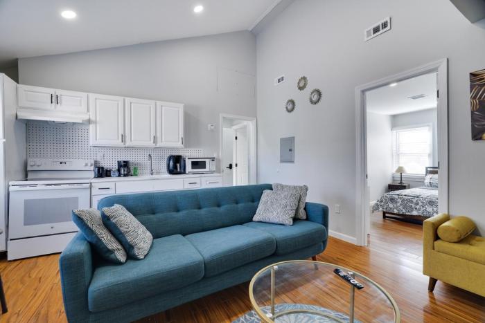 2BR Apt Near EWR & NYC • Workspace + Parking