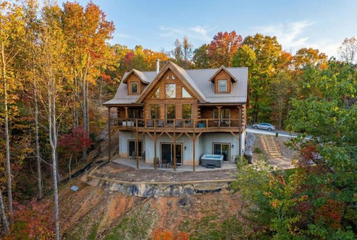 Sunset Mountain Lodge - Catawba Falls Retreat, Views, Hot Tub and Game Room