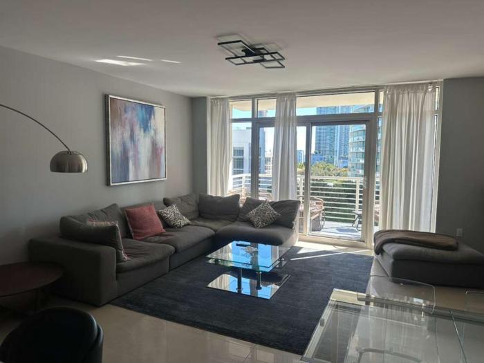 Downtown Miami Stay with Private Balcony