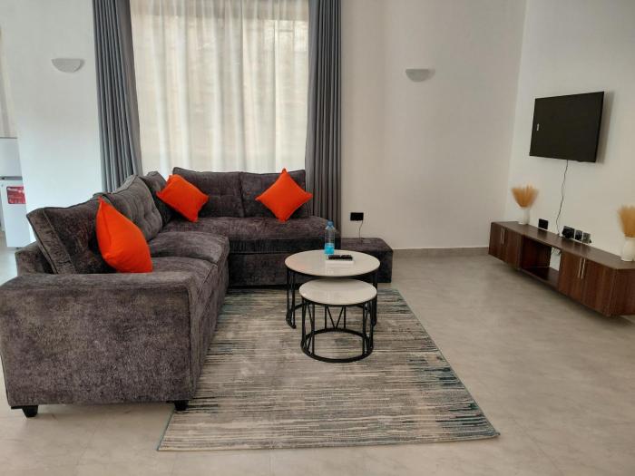 Memories Home Diani Beach Road- With Pool, 5 min to the Beach