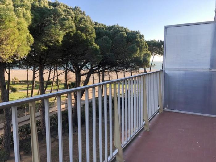 Grand 2 pièces en bord de plage avec terrasse et vue sur mer - FR-1-837-17
