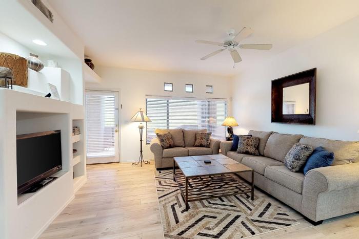 Lovely condo with patio, desert views, pool, hot tub & gym