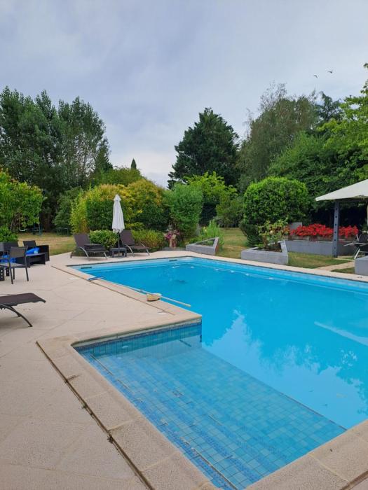 Chambres privées dans une maison avec piscine