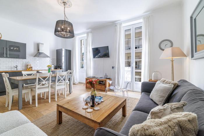 Wide & Central 3 Bdr - AC & Balcony