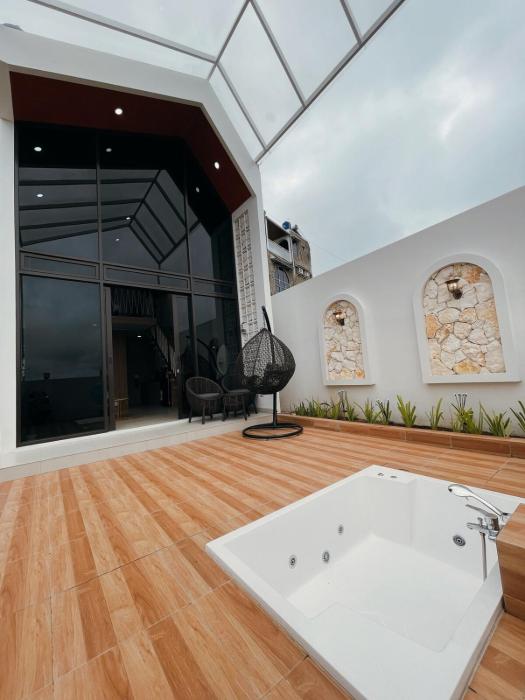 Villa with jacuzzi, Damar Ningrum 5