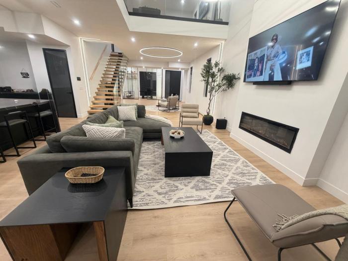 Downtown Luxe Stay - High River