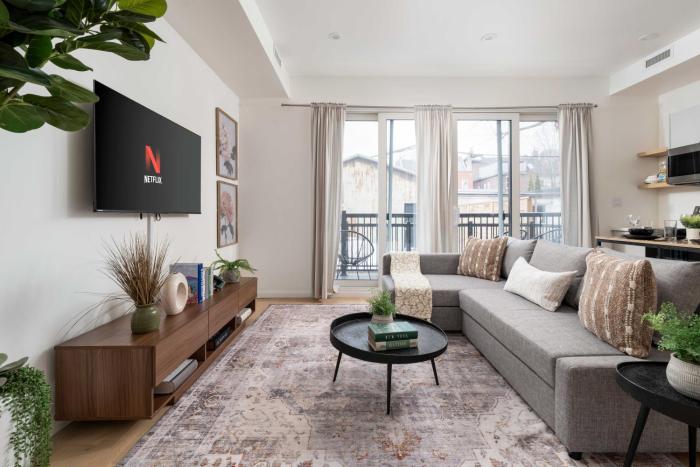 Spacious 2BR near UofT and College