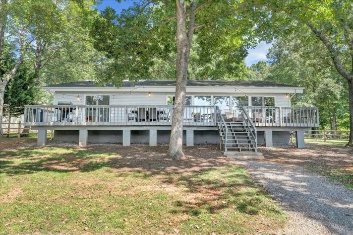 Summer Breeze - Lakefront w Private Dock!