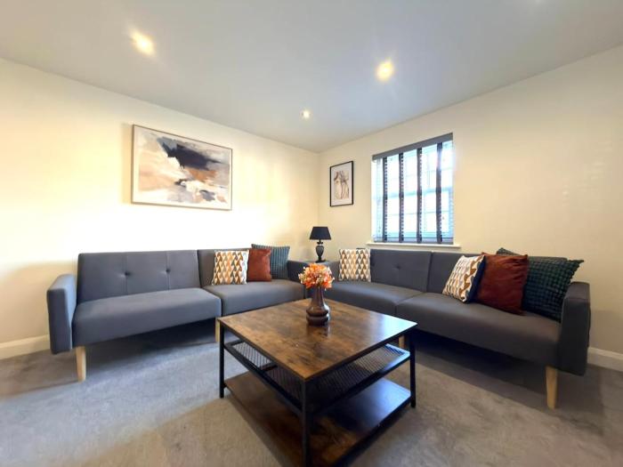 Cheltenham Town Centre 2Bed 2Bath Flat, Parking