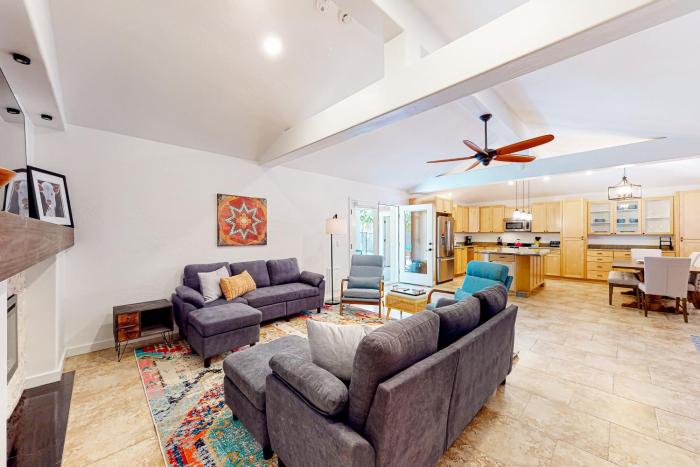 Modern home with open layout private pool & washer dryer dog friendly