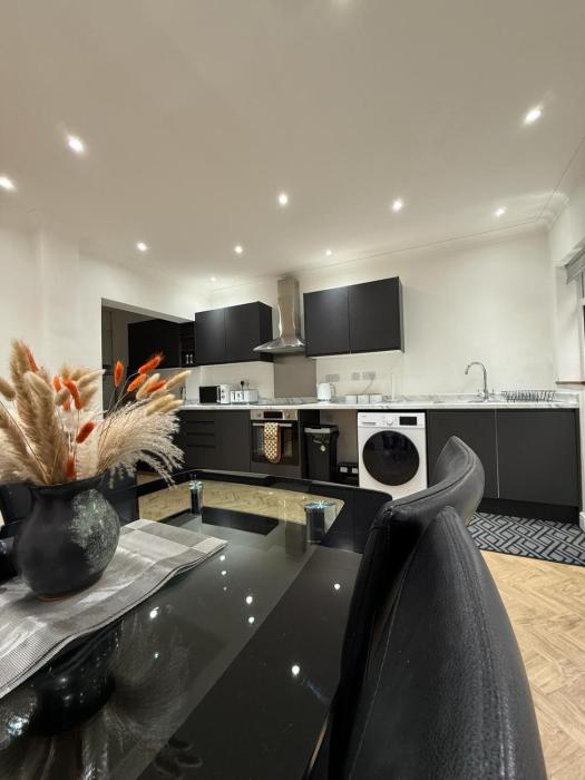 Modern 3 bed house Enfield 25 Mins to London