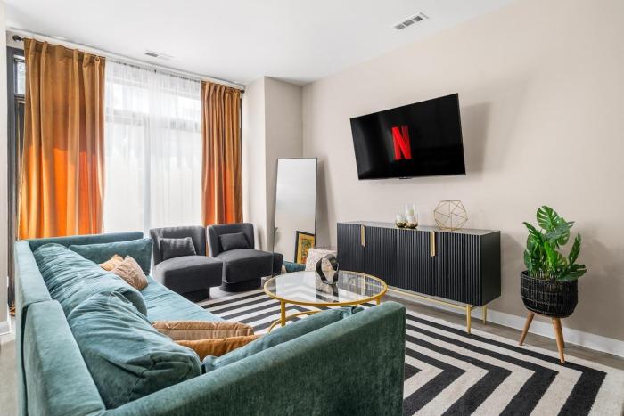 Spacious 3 bedroom Apt near Downtown