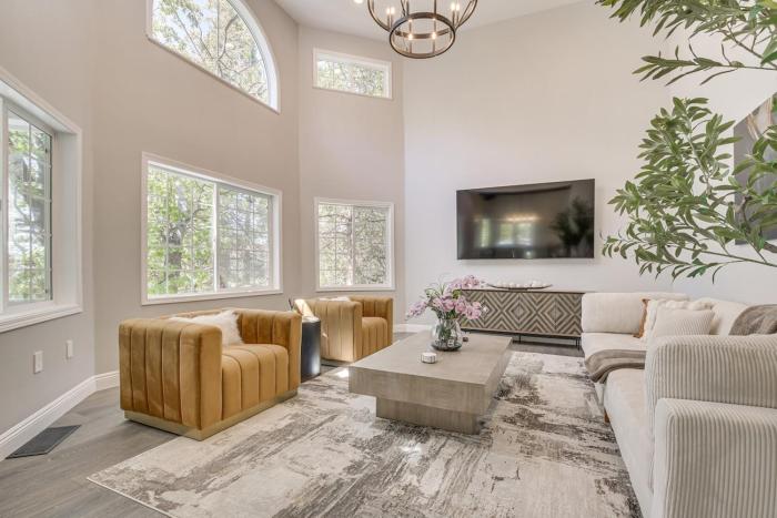 Ultra Luxe Modern Chalet with Hot Tub Game Room BBQ