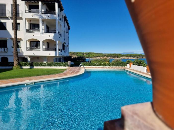Magnífico apartamento en LEscala con terraza vista al mar y parking, piscina comunitaria. - HISP-236-214