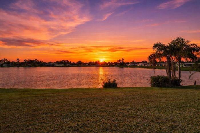 Lakeview Hot Tub BBQ Grill 3BR 2BA Sleeps 12