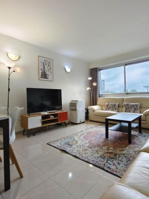 5 min walk to metro, 3 bedrooms, la défense, parking