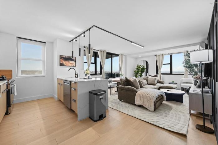 Near NYC & MetLife Large Apartment Sleeps 14