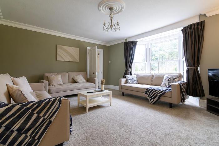 Boar House 8 Bedroom House Sleeps 15 with Parking