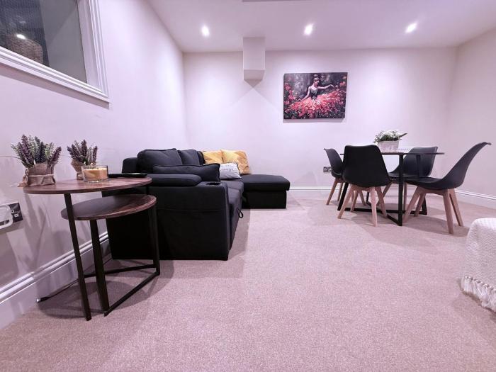 Family,Cosy 2 Bedroom Apartment with Garden Close to Town, Seafront, Hospital, Free Parking