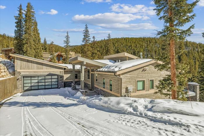 Enjoy your stay at Golden Fox House, with stunning mountain views and private ski shuttle