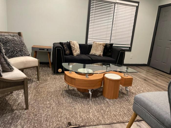 2 bedroom 20 min from downtown 4 beds