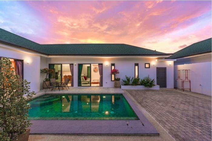 V294 Villa 3BR Pool with Bathtub Near Beach