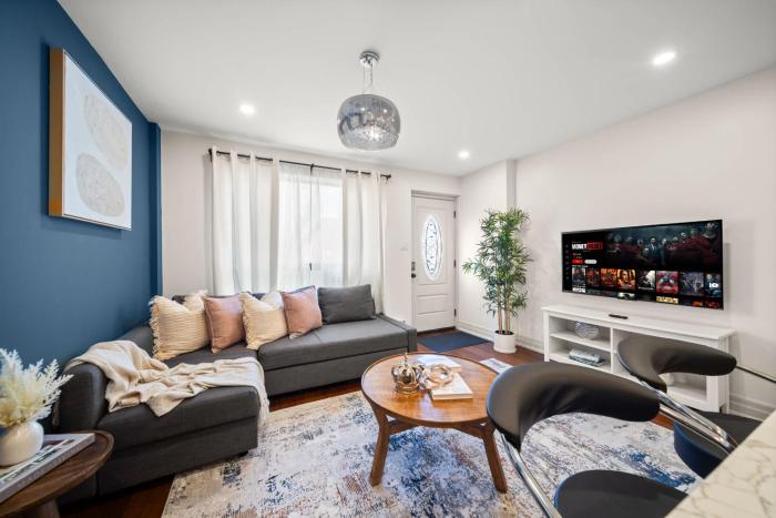 Modern Queen West Apt Free Parking Sleeps 6