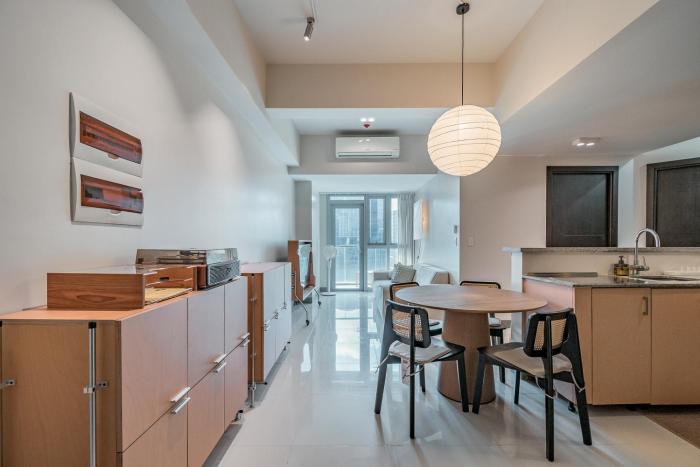 Golden Japandi 2BR Uptown Parksuits BGC with Dryer