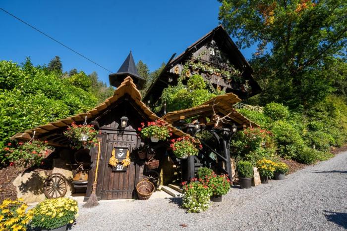 Schwarzwaldhaus Wolftal – Historisches Jagdanwesen, Park und Wildbach im Schwarzwald