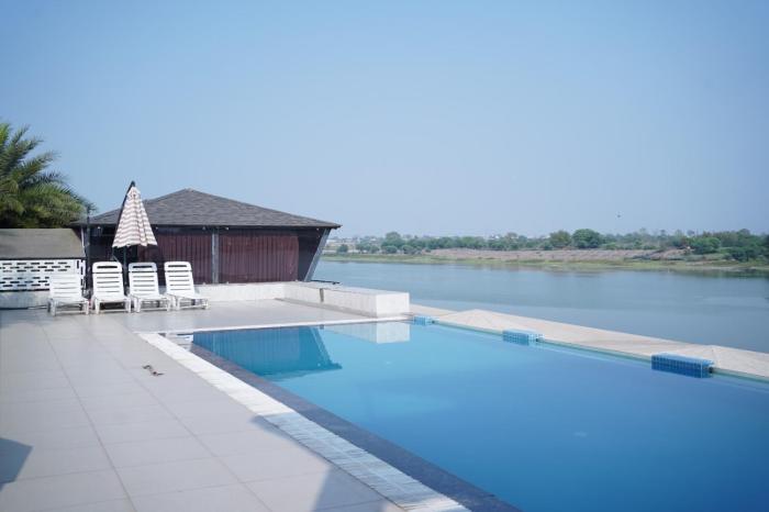 Riviera Resort and Hotel