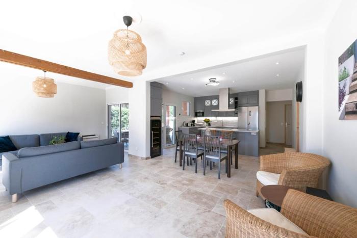Villa with Pool and barbecue in the city center